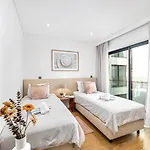 Διαμέρισμα Stylish Modern Beachside With Pool & Seaview Quarteira