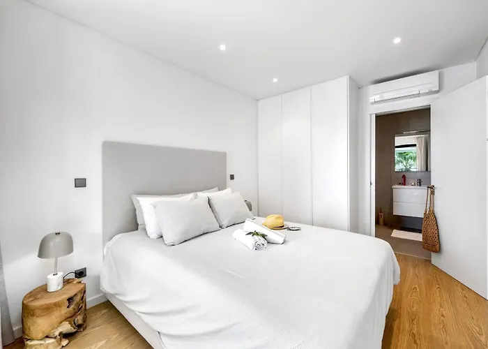 Lejlighed Stylish Modern Beachside With Pool & Seaview *