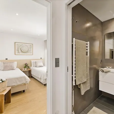 Stylish Modern Beachside With Pool & Seaview * Quarteira