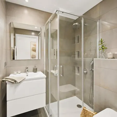 Stylish Modern Beachside With Pool & Seaview