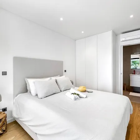 Apartment Stylish Modern Beachside With Pool & Seaview *