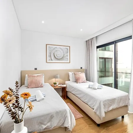 Apartment Stylish Modern Beachside With Pool & Seaview Quarteira