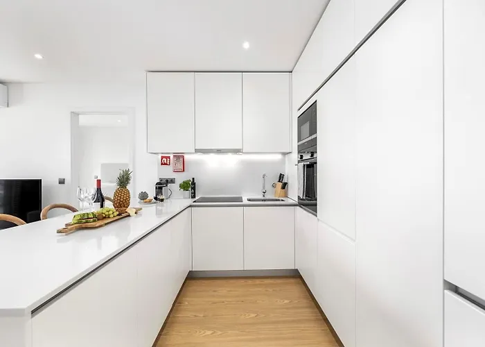 Stylish Modern Beachside With Pool & Seaview Apartament