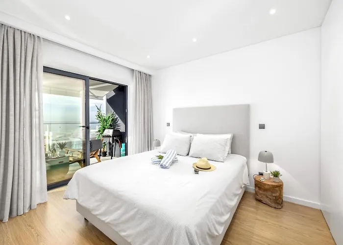 Stylish Modern Beachside With Pool & Seaview Quarteira