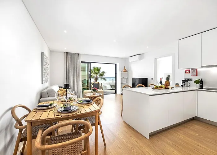 Apartament Stylish Modern Beachside With Pool & Seaview Quarteira