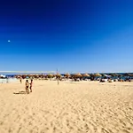 아파트 Stylish Modern Beachside With Pool & Seaview *